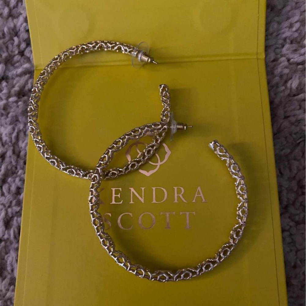 Kendra Scott Maggie Hoop Earrings in Gold Filigree